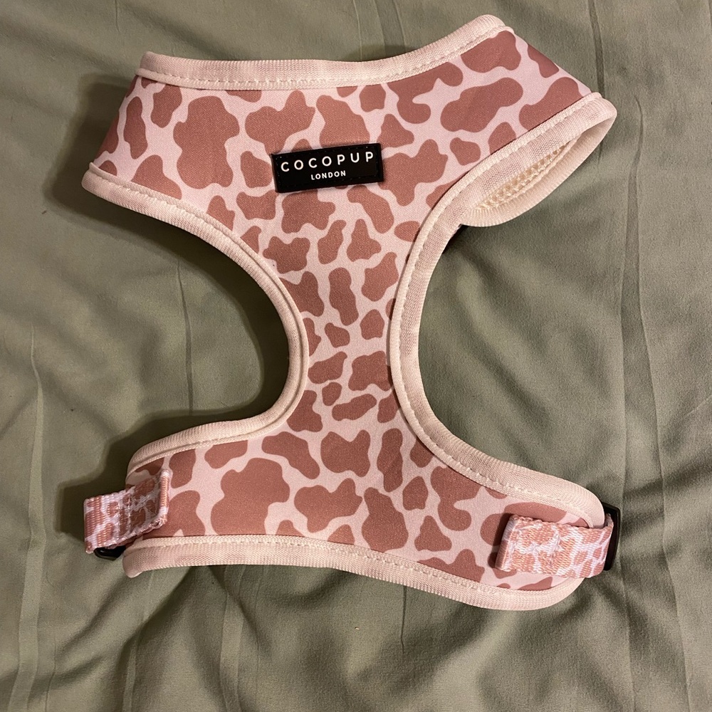 Adorable dog harness! Never used, it was to big for my dog!